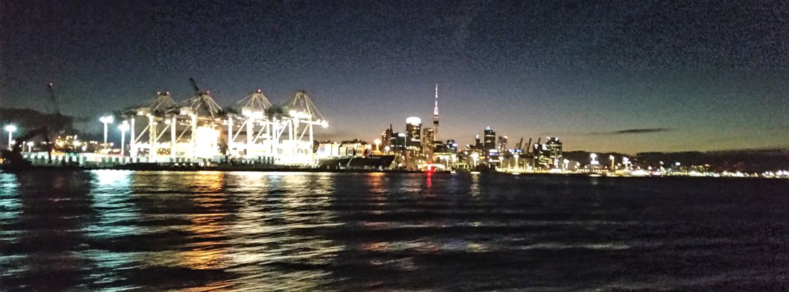 Skyline von Auckland bei Nacht