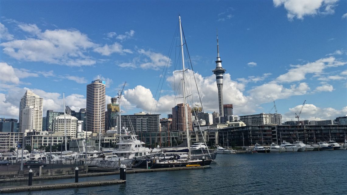 Der Hafen von Auckland mit Sicht auf die Skyline